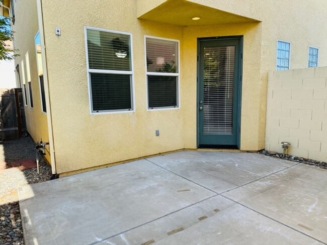 Building Photo - $2,150 Harlan Ranch, 3 bd/ 2.5 bath - N. S...