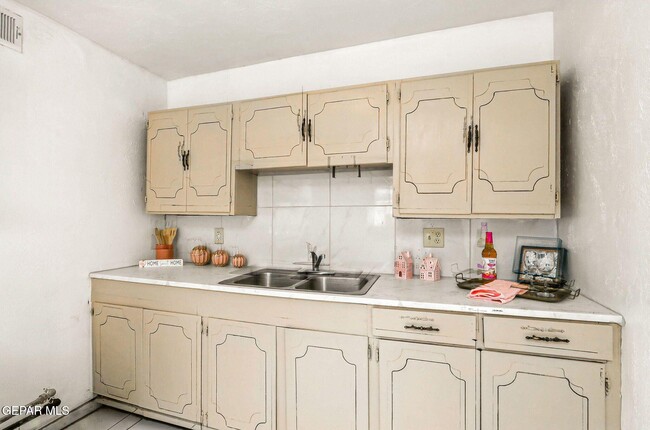 Building Photo - 5912 Cleveland Ave