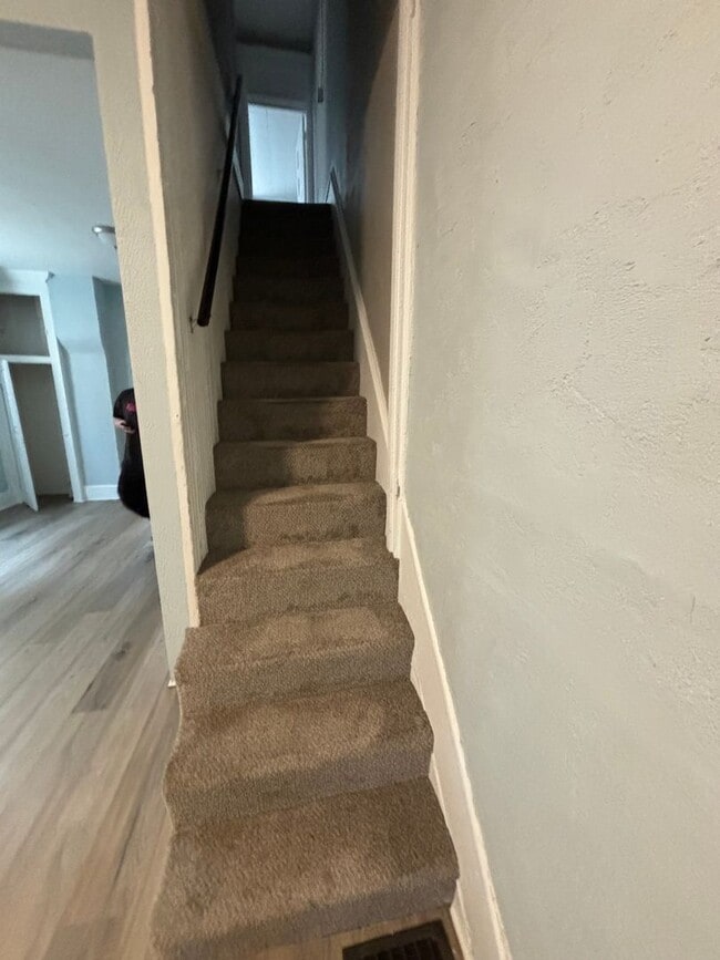 Building Photo - 2BD / 1BA Duplex