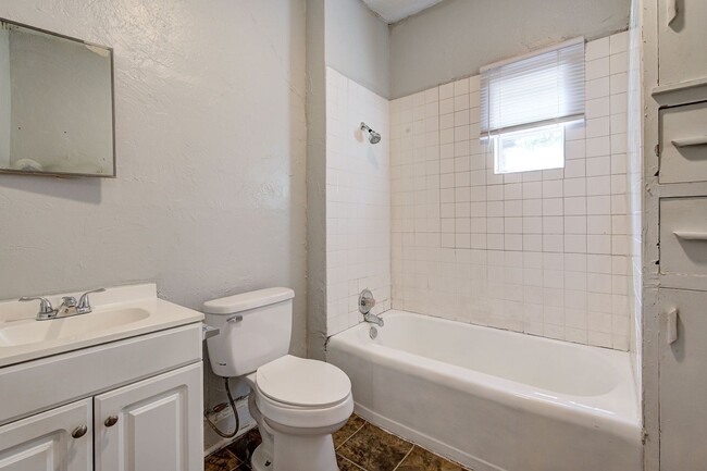 Building Photo - Large 2 bed / 1 bath house! 3 Minutes from I-235, and 10 Minutes from Bricktown!