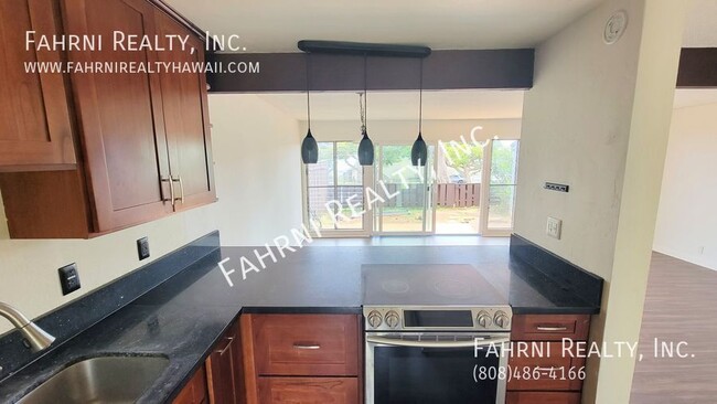 Building Photo - PALEHUA GARDENS - Upgraded 3 Bedroom Townhome