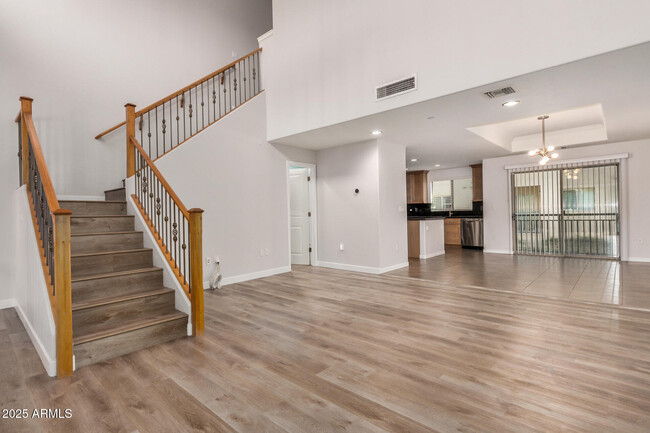 Building Photo - 815 E Rose Ln