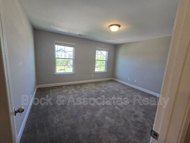 Building Photo - 5553 Marblehead Dr