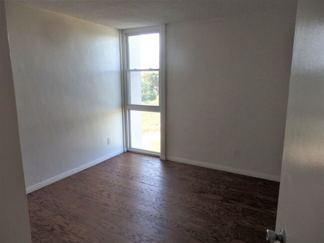 Building Photo - Lovely one bedroom condo with a view