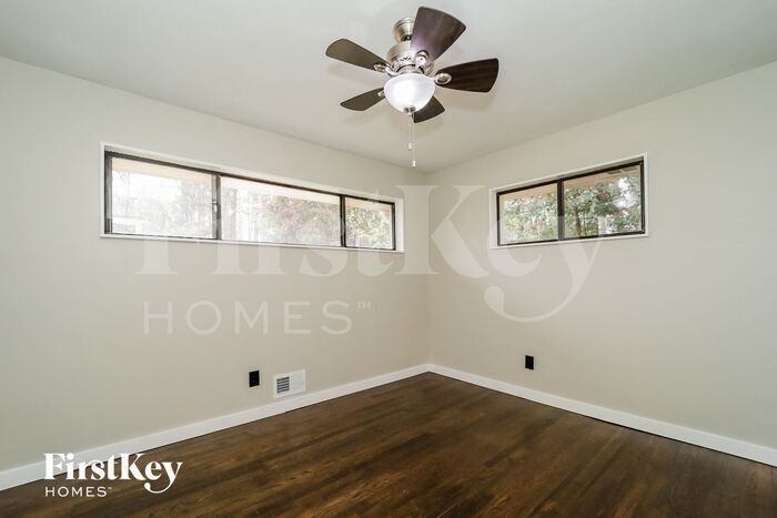 Building Photo - 2625 Sherwood Dr
