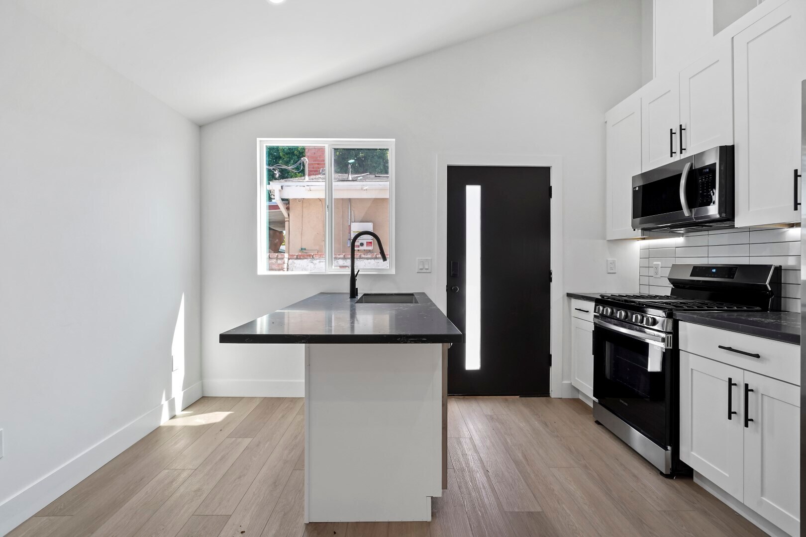 Building Photo - 7906 Oakdale Ave