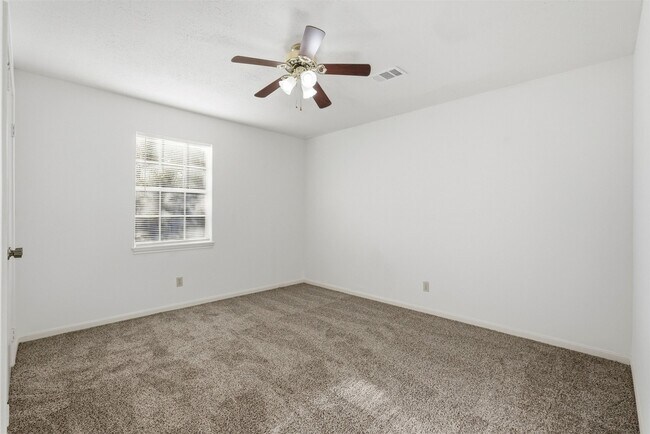 Building Photo - 16014 Southampton Dr