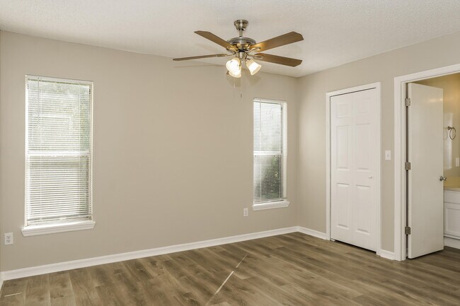 Building Photo - 2102 Thames Rd SE