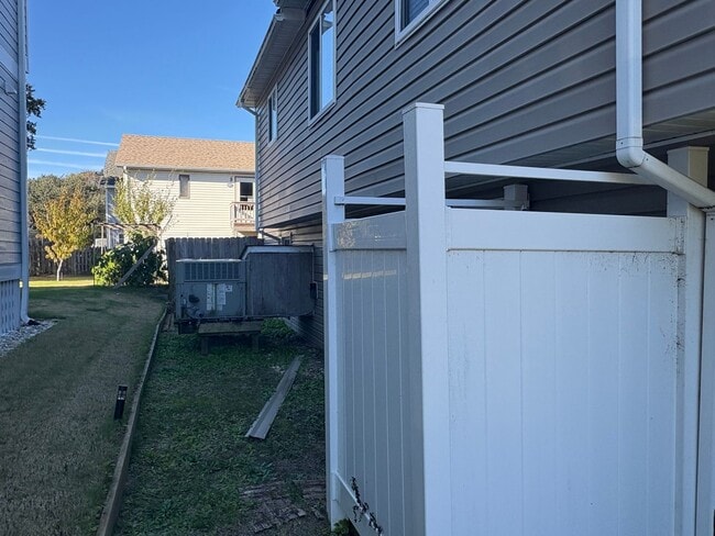 Building Photo - 2 Bedroom 2 Bath (+Bonus Bedoom) in Kill D...