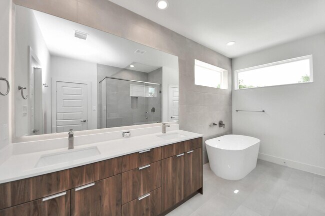 Building Photo - 13104 Moncloa Dr