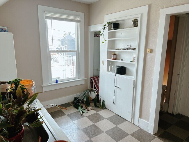 Building Photo - PRELEASE: 4bd/2ba next to Aslan Brewing Downtown