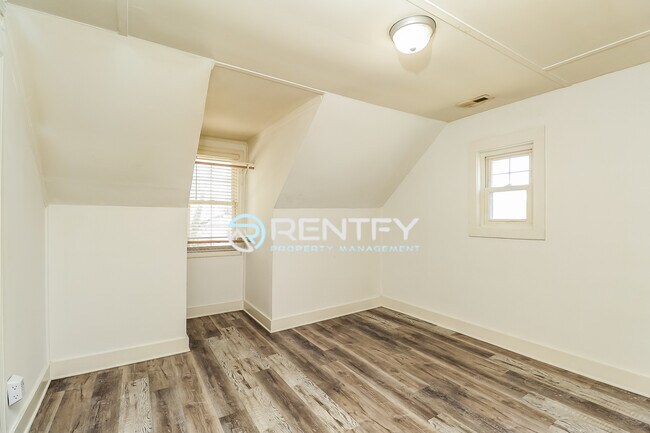 Building Photo - 303 E Ingle St