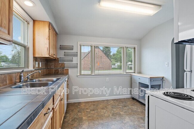 Building Photo - 4820 W.Franklin St.