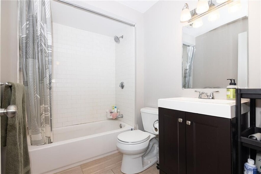 Building Photo - 255 Waterman St