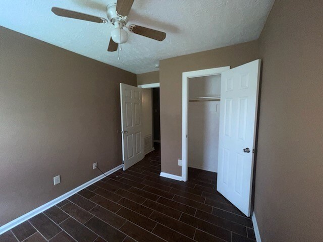 Building Photo - 4518 Oak Shadows Dr