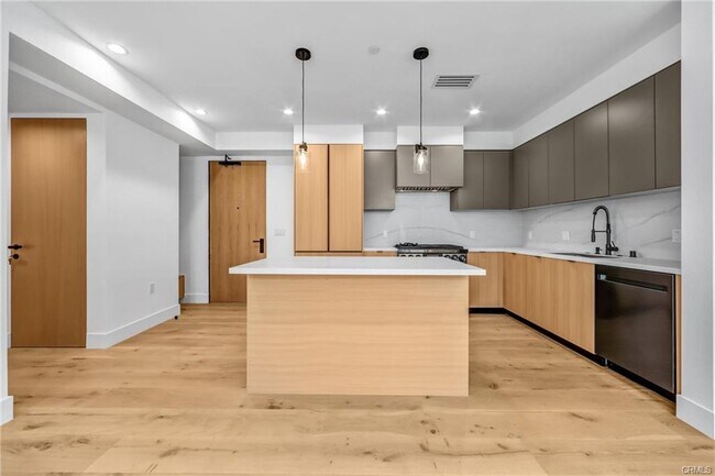 Building Photo - 10352 Riverside Dr