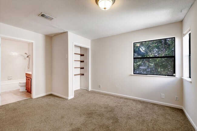 Building Photo - Easy Living in Echo Creek