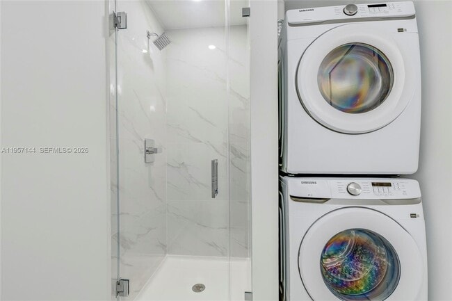 Building Photo - 700 NE 24th St