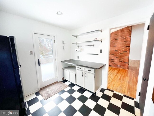 Building Photo - 450 Linden Ave