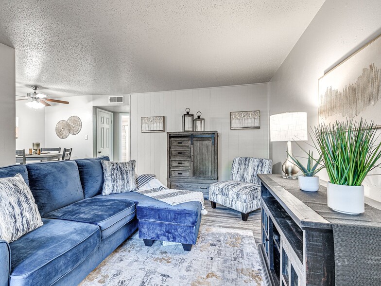 1BR, 1BA - 544SF - Living Room - Tudor Crossing Apartments