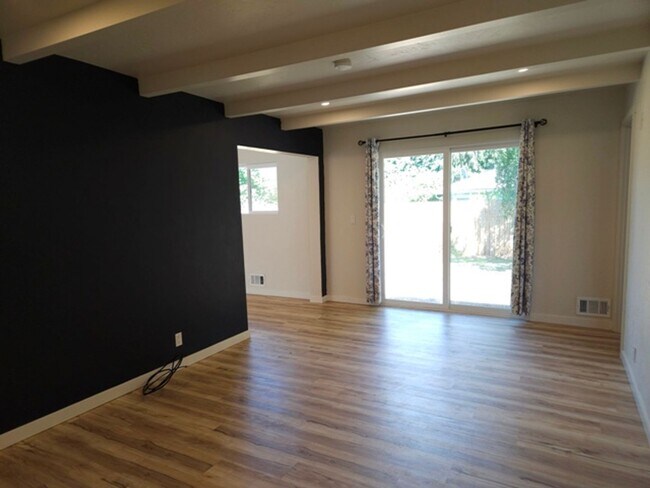 Building Photo - 3Bd/2.5Ba Single Story Home-For viewing!