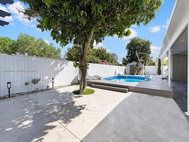 Building Photo - 6951 Miami Lakeway S