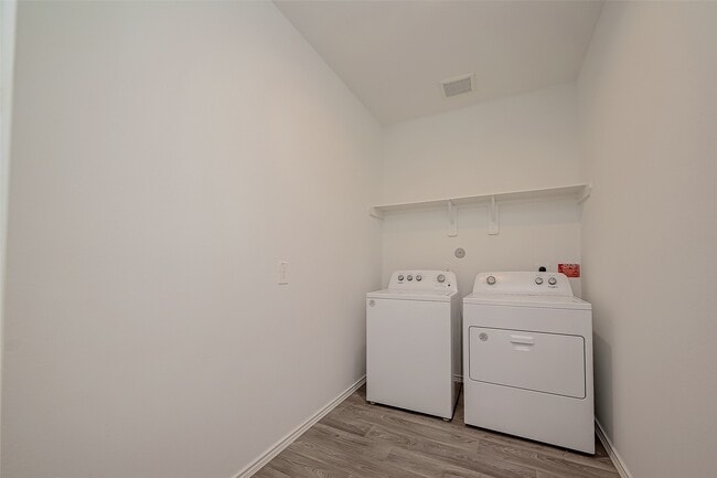 Building Photo - 24330 Elmwood Falls Dr