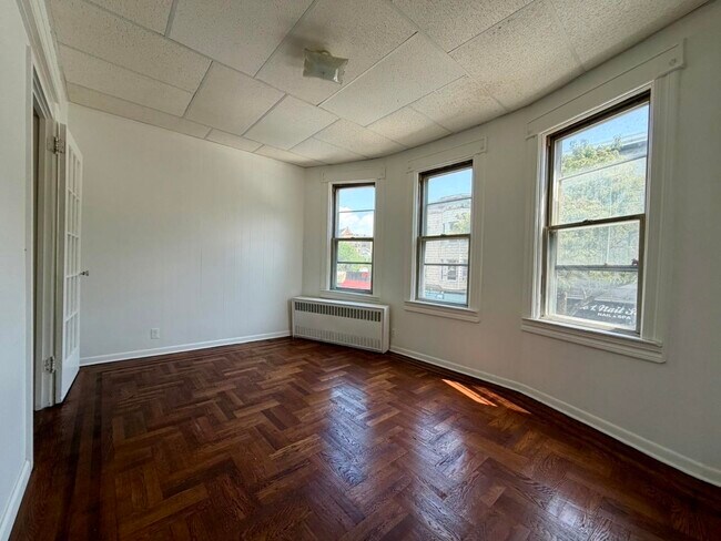 Building Photo - 743 West Side Ave