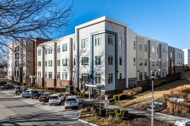 Building Photo - Avenue 81