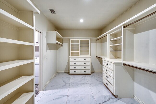 Building Photo - 301 Sunray