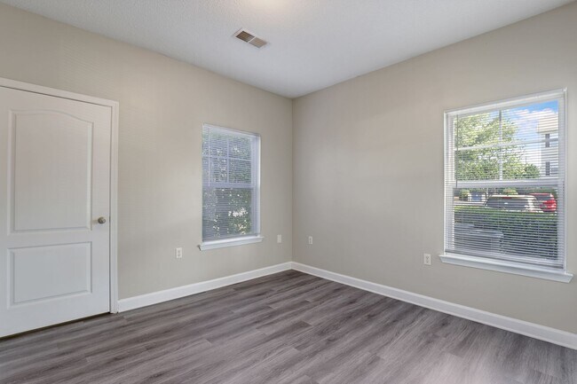 Building Photo - Two Bedroom Two bath with Deck