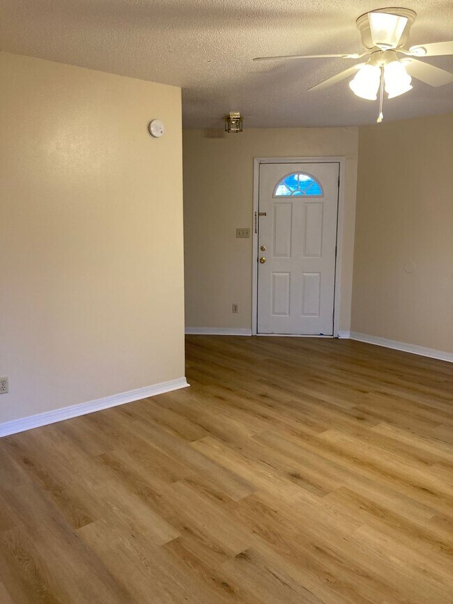 Building Photo - 695 Lloyd St