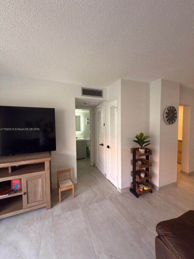 Building Photo - 3113 S Ocean Dr