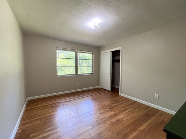 Building Photo - Centrally Located 3BR/2BA House - Availabl...