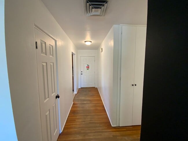 Building Photo - 3 Bedroom Single Story Home Available Near...