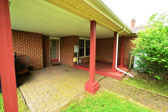 Building Photo - Close to Base, Beach and Downtown!