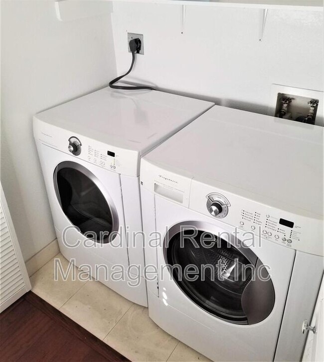 Building Photo - 156 S Oak Knoll Ave