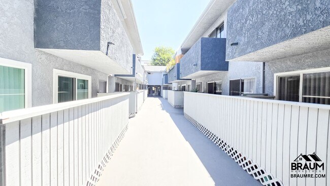 Building Photo - 2 BEDROOM  IN NOHO ARTS