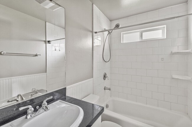 Building Photo - 3 Bed 1 Bath - Craftsman - Fenced Backyard...