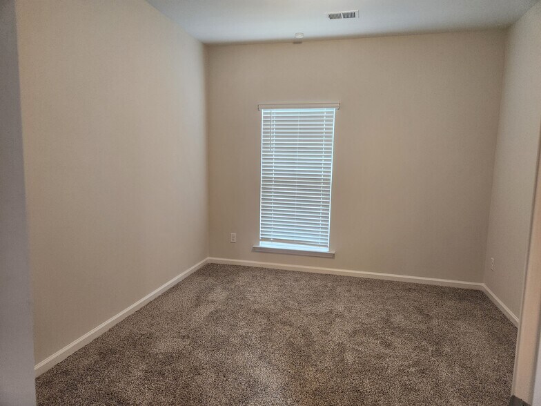 Building Photo - 271 Chestnut Dr