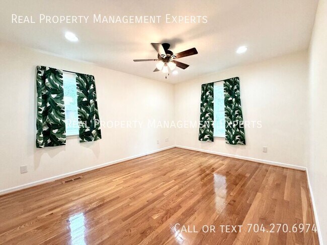 Building Photo - 3733 Hayden Dr