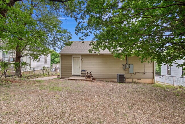 Building Photo - 1305 Bellevidere Dr
