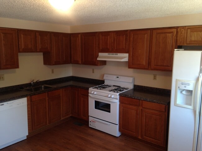 Building Photo - 3 BEDROOM REMODELED UNIT!