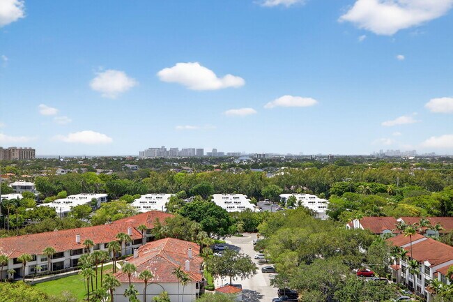 Building Photo - 3200 Port Royale Dr N