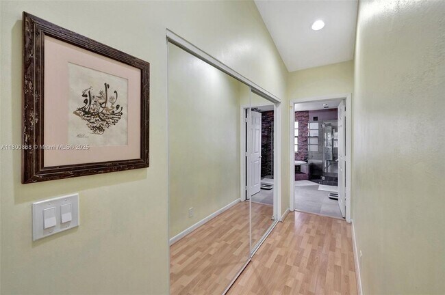 Building Photo - 10425 Bermuda Dr