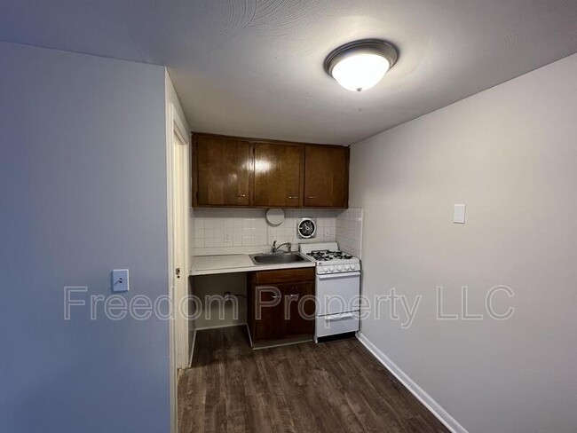 Building Photo - 353 Main St