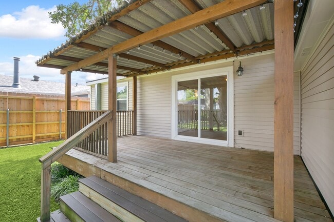 Building Photo - 605 Honore Dr