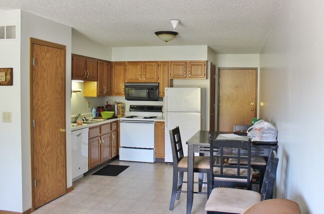 eat-in ktichen with pantry - 725 S Clinton St