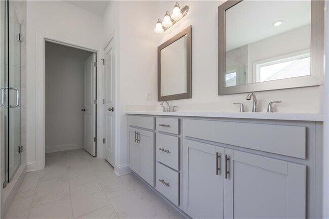 Building Photo - 530 Healy Dr