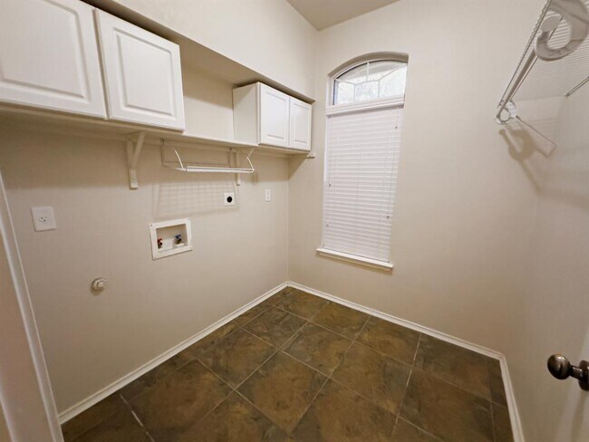 Building Photo - 320 Peanut Dr